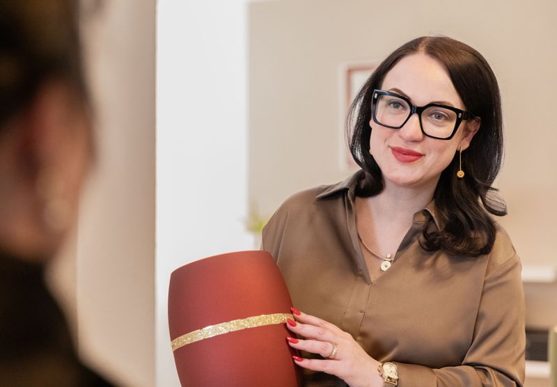 Sandra Wille Orlinski Von Pietät Ulm Mit Urne Sandra Wille Orlinski Von Pietät Ulm Mit Urne